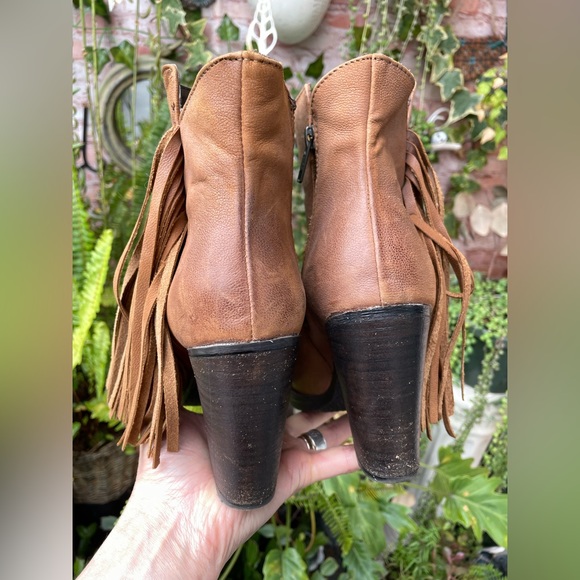 5 for $35 Steve Madden leather fringed boots - Picture 4 of 14